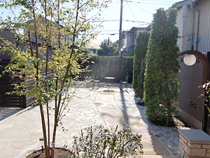 ガーデンリフォーム例、インターロッキングのテラスイメージ