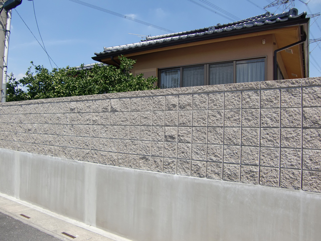 [完成現場]　外塀は、高級感とお洒落を兼ね備えた化粧ブロックを使いました。化粧ブロック下の基礎は、丈夫なコンクリートを使用しております。